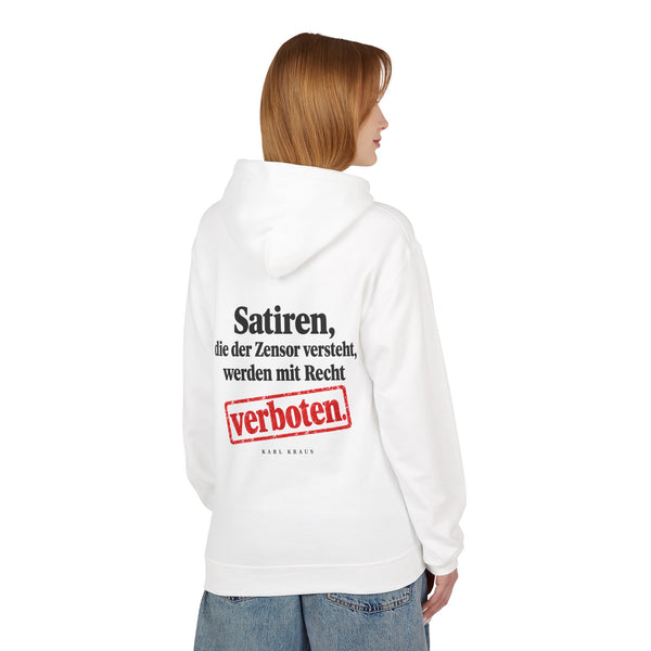 Karl Kraus: „Satiren, die der Zensor versteht, werden mit Recht verboten“ – Hoodie in Weiß – Model-Foto