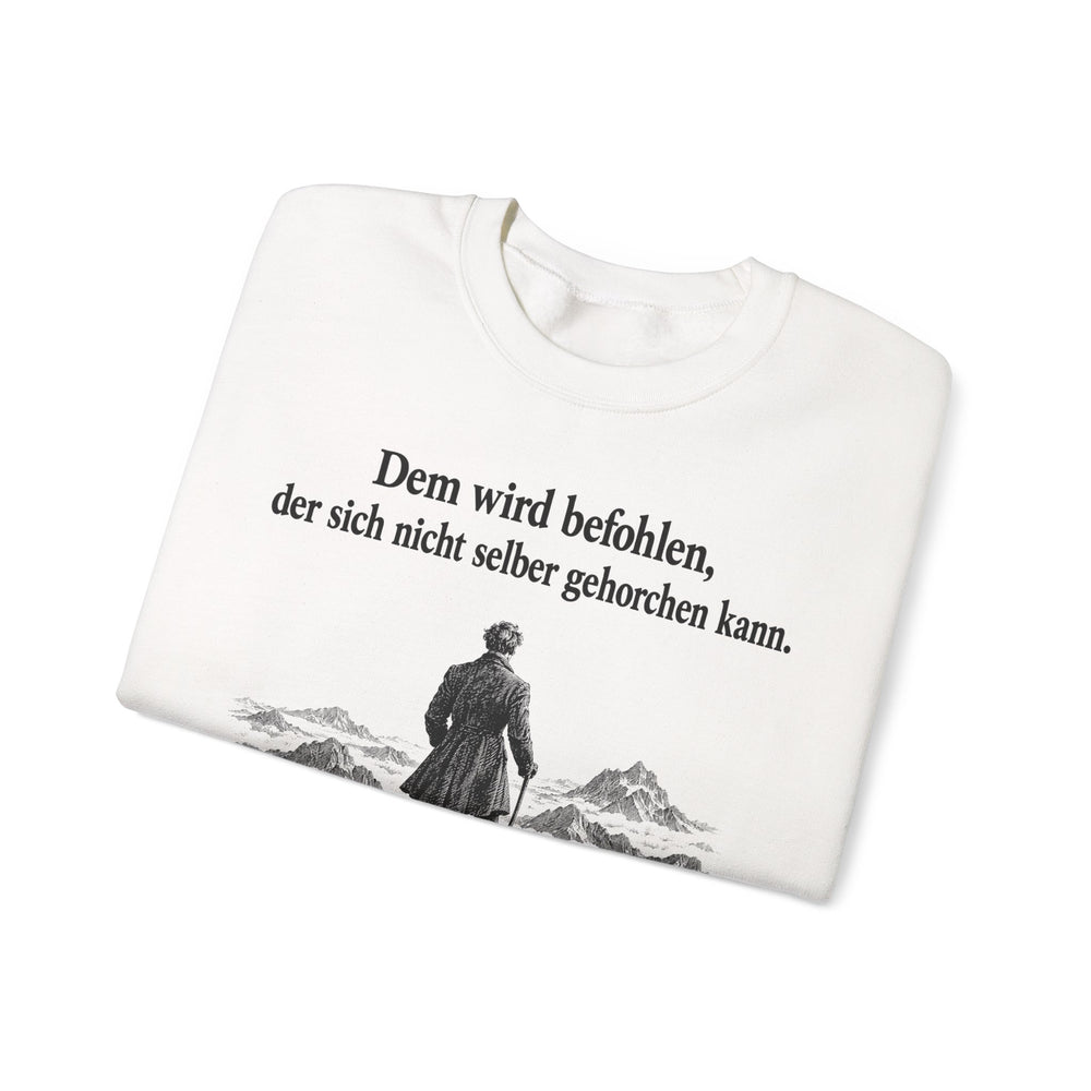 Friedrich Nietzsche: „Dem wird befohlen, der sich nicht selber gehorchen kann“ – Sweatshirt in Weiß – gefaltet