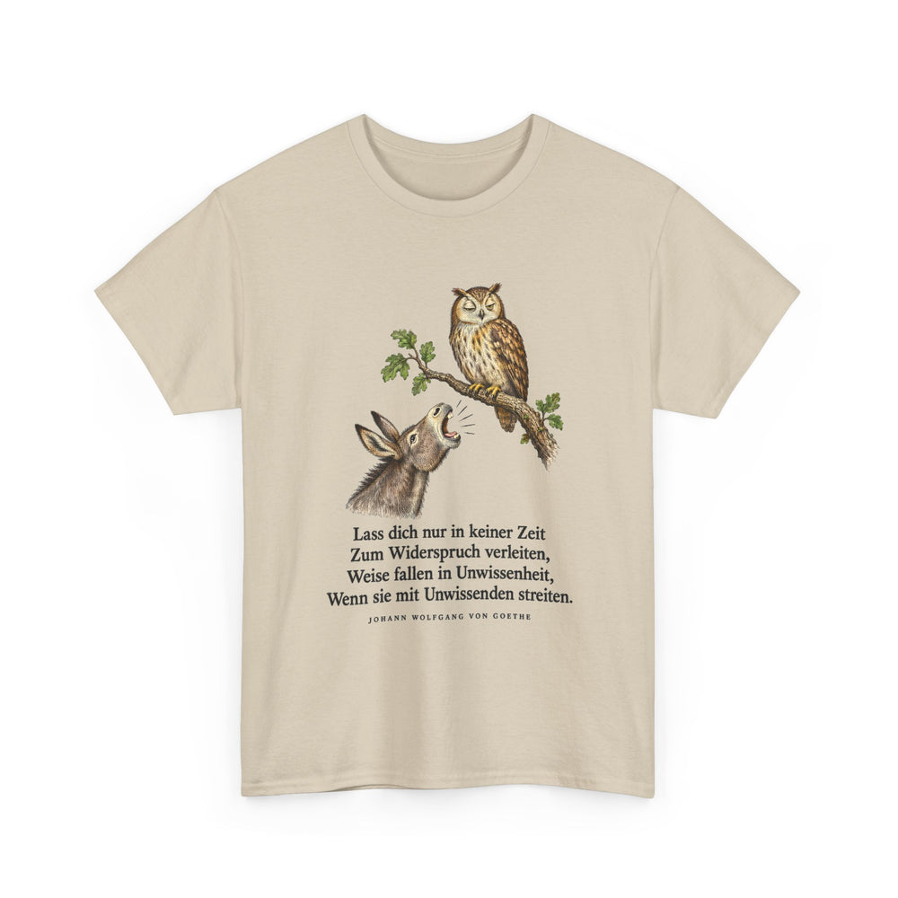 Johann Wolfgang von Goethe: „Lass dich nur in keiner Zeit zum Widerspruch verleiten“ – T-Shirt in Sand – Produktfoto