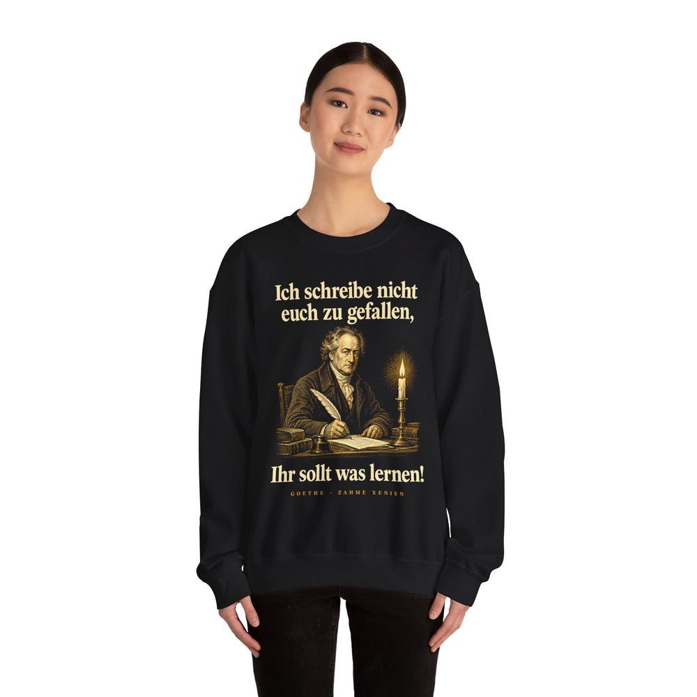Johann Wolfgang von Goethe: „Ich schreibe nicht euch zu gefallen, Ihr sollt was lernen!“ – Sweatshirt in Schwarz – Model-Foto