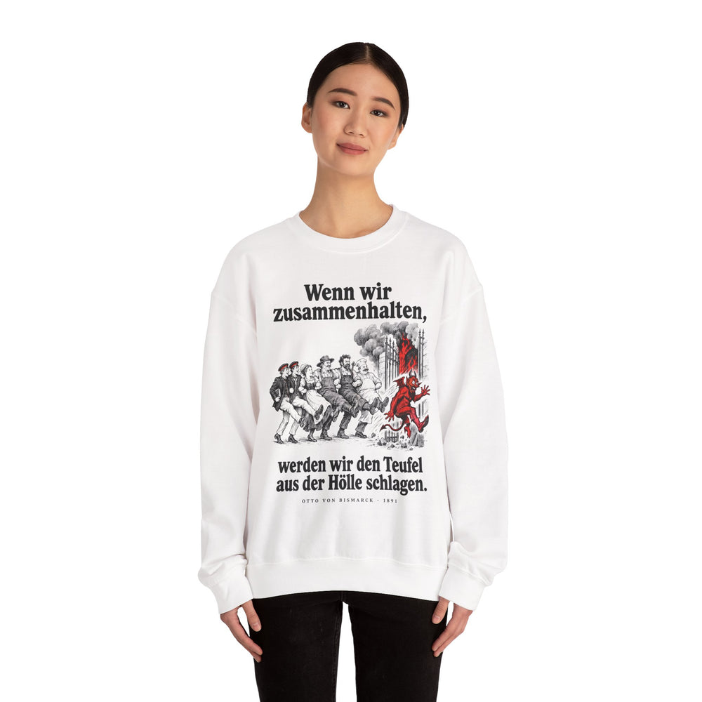 Otto von Bismarck: „Wenn wir zusammenhalten, werden wir den Teufel aus der Hölle schlagen“ – Sweatshirt in Weiß – Model-Foto
