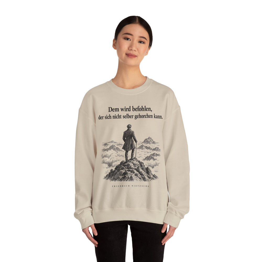Friedrich Nietzsche: „Dem wird befohlen, der sich nicht selber gehorchen kann“ – Sweatshirt in Sand – Model-Foto