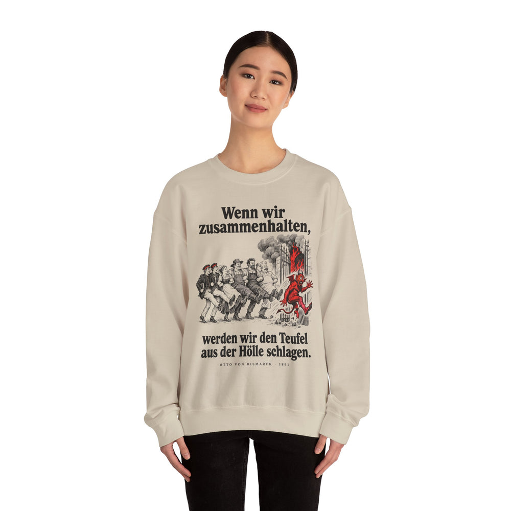 Otto von Bismarck: „Wenn wir zusammenhalten, werden wir den Teufel aus der Hölle schlagen“ – Sweatshirt in Sand – Model-Foto