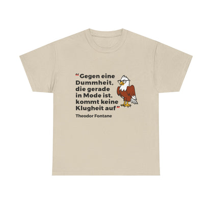 Unisex-T-Shirt aus Baumwolle - Theodor Fontane | Gegen eine Dummheit, die gerade Mode ist, kommt keine Klugheit an