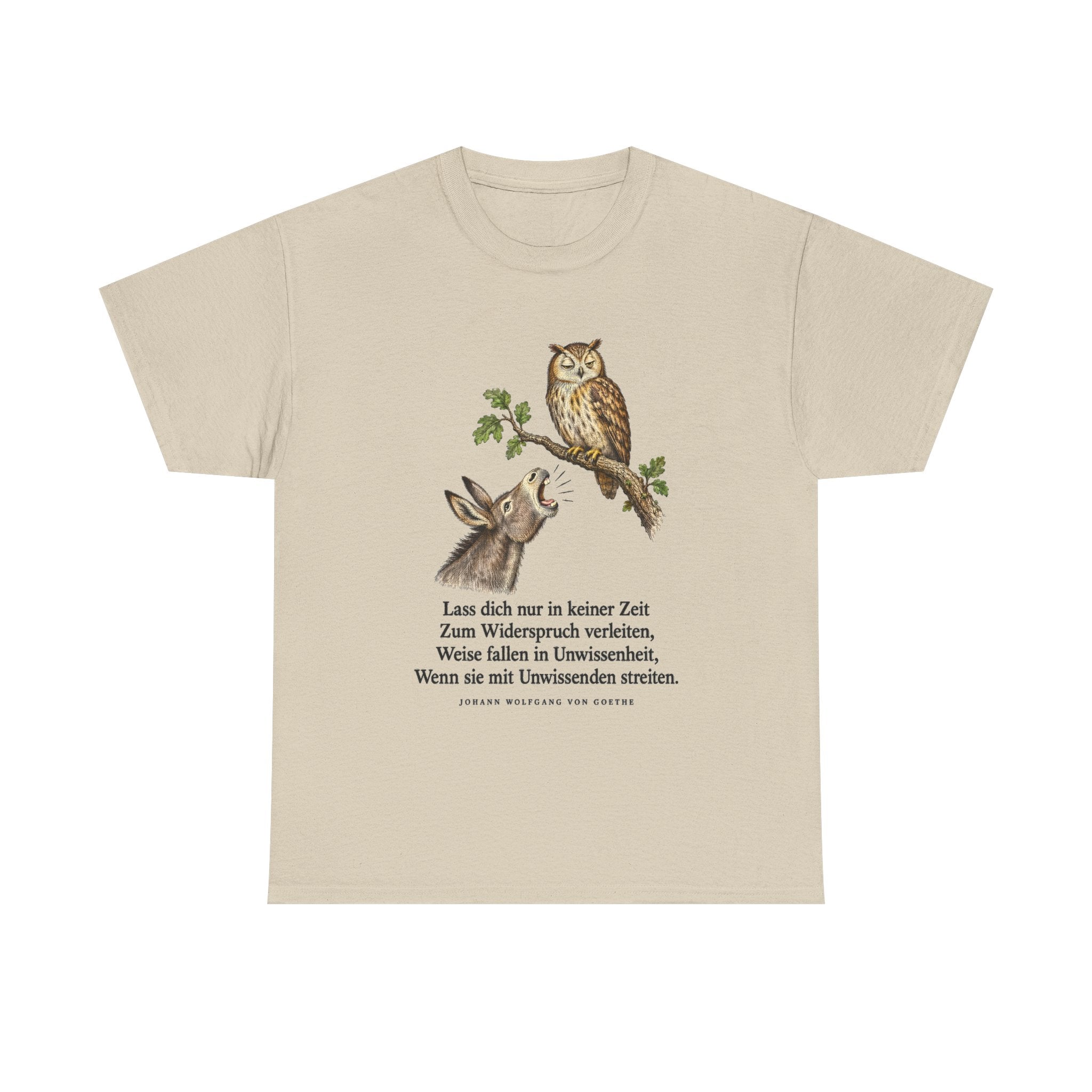 Johann Wolfgang von Goethe: Lass dich nur in keiner Zeit zum Widerspruch verleiten – T-Shirt in Sand – Druck im Detail