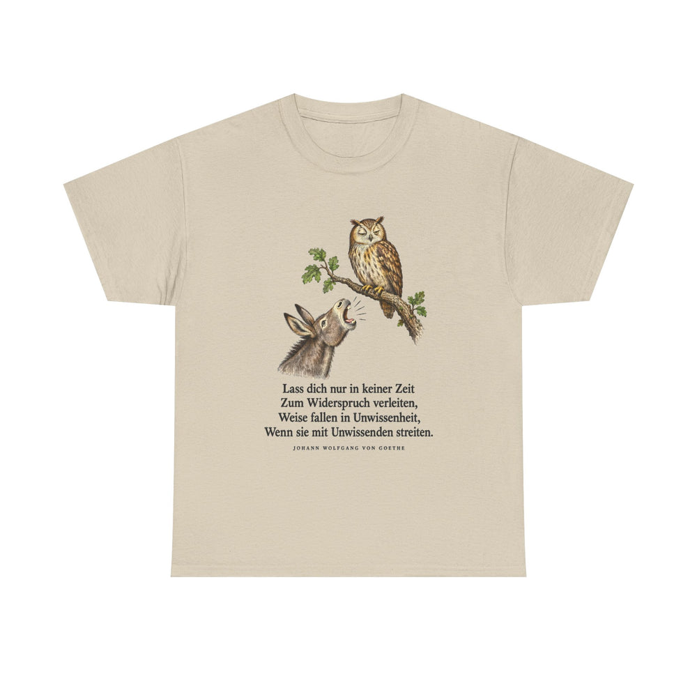 Johann Wolfgang von Goethe: „Lass dich nur in keiner Zeit zum Widerspruch verleiten“ – T-Shirt in Sand – Produktfoto