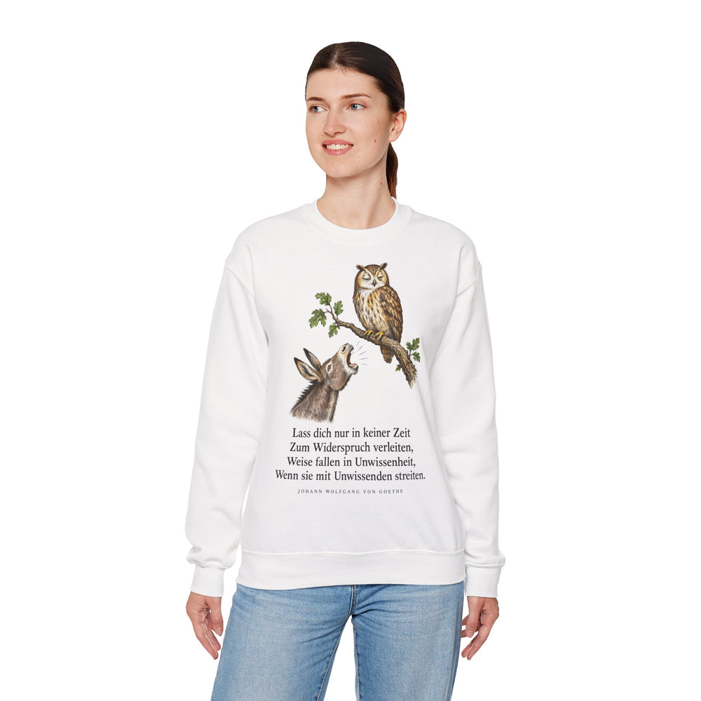 Johann Wolfgang von Goethe: „Lass dich nur in keiner Zeit zum Widerspruch verleiten“ – Sweatshirt in Weiß – Model-Foto