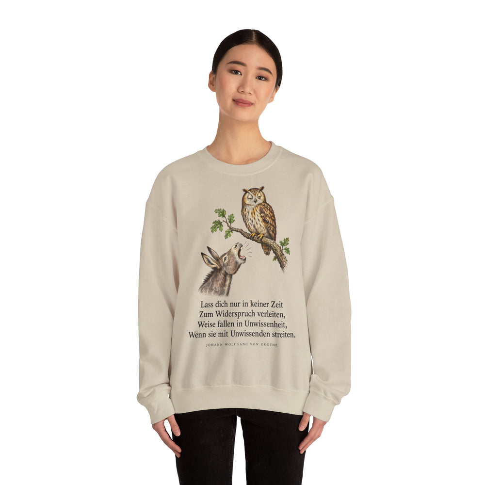 Johann Wolfgang von Goethe: „Lass dich nur in keiner Zeit zum Widerspruch verleiten“ – Sweatshirt in Sand – Model-Foto