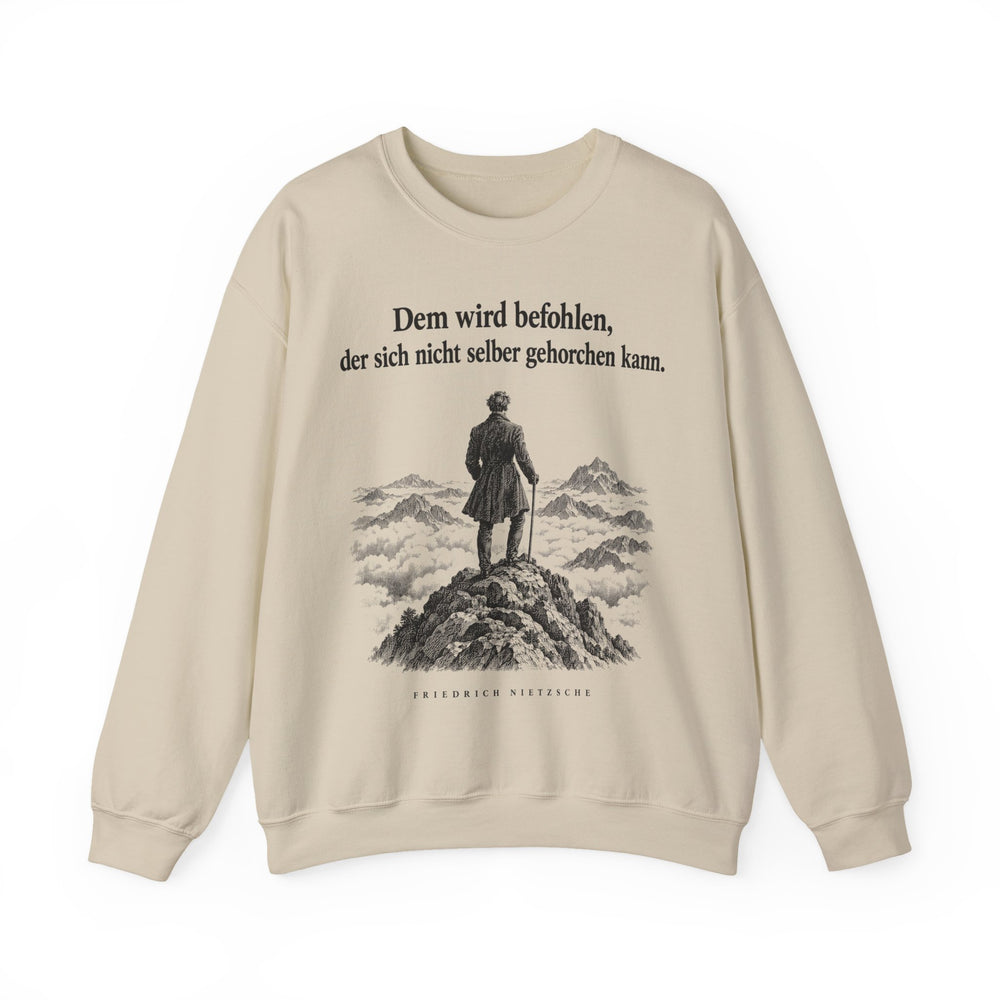 Friedrich Nietzsche: „Dem wird befohlen, der sich nicht selber gehorchen kann“ – Sweatshirt in Sand – Produktfoto