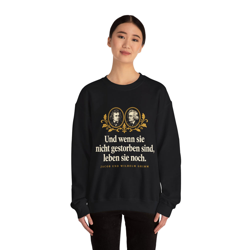 Brüder Grimm: „Und wenn sie nicht gestorben sind, leben sie noch“ – Sweatshirt in Schwarz – Model-Foto