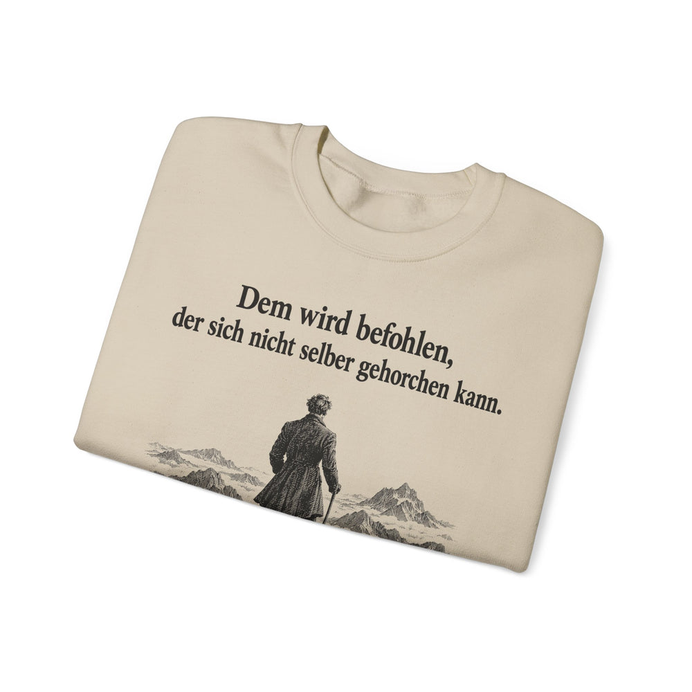 Friedrich Nietzsche: „Dem wird befohlen, der sich nicht selber gehorchen kann“ – Sweatshirt in Sand – gefaltet