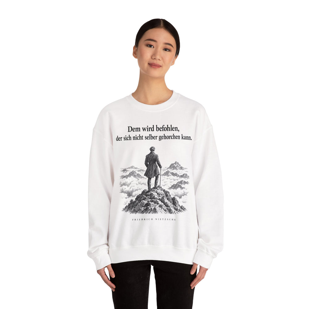 Friedrich Nietzsche: „Dem wird befohlen, der sich nicht selber gehorchen kann“ – Sweatshirt in Weiß – Model-Foto