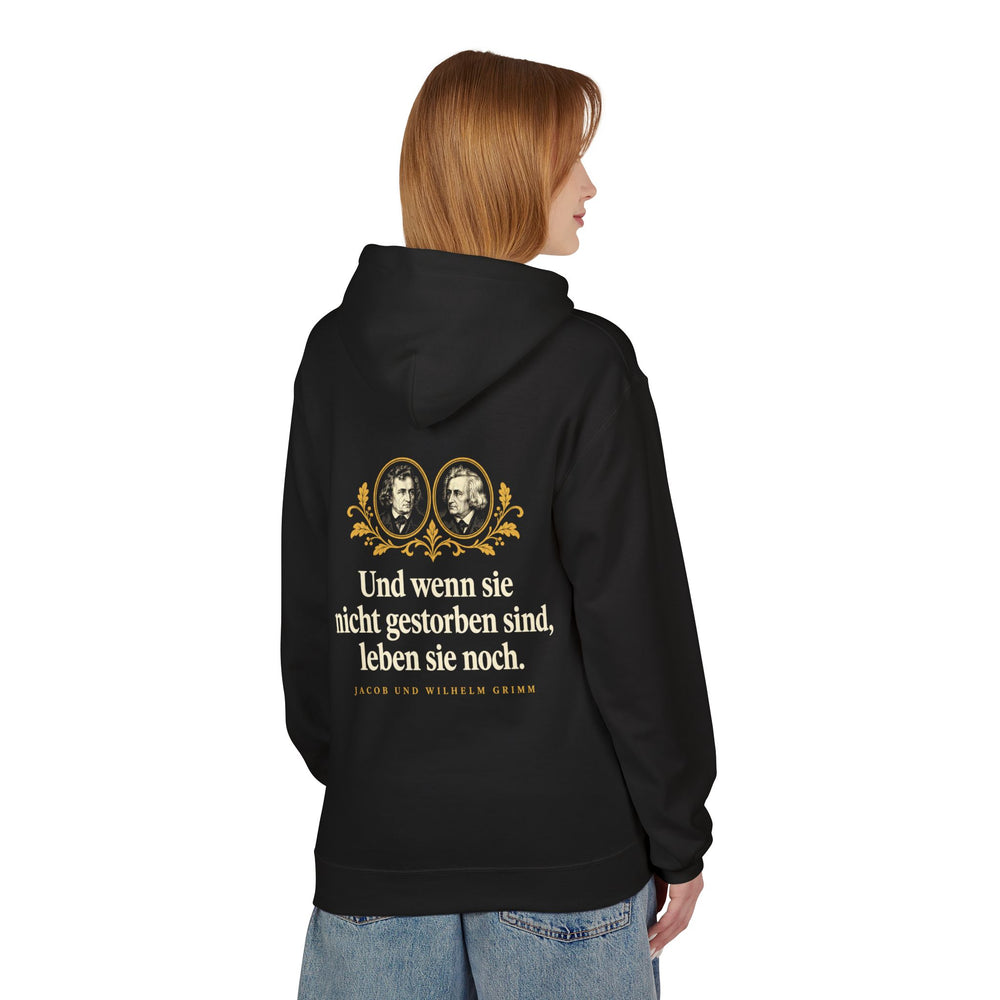 Brüder Grimm: „Und wenn sie nicht gestorben sind, leben sie noch“ – Hoodie in Schwarz – Model-Foto