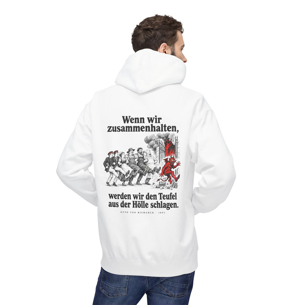 Otto von Bismarck: „Wenn wir zusammenhalten, werden wir den Teufel aus der Hölle schlagen“ – Hoodie in Weiß – Model-Foto