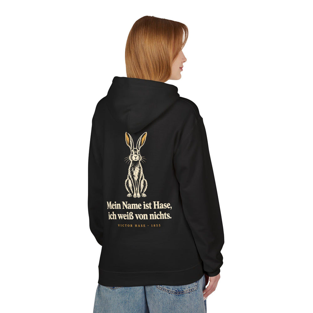 Victor Hase: „Mein Name ist Hase, ich weiß von nichts“ – Hoodie in Schwarz – Model-Foto