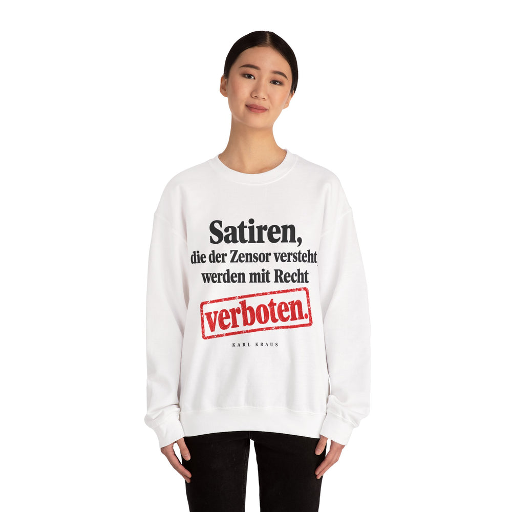 Karl Kraus: „Satiren, die der Zensor versteht, werden mit Recht verboten“ – Sweatshirt in Weiß – Model-Foto