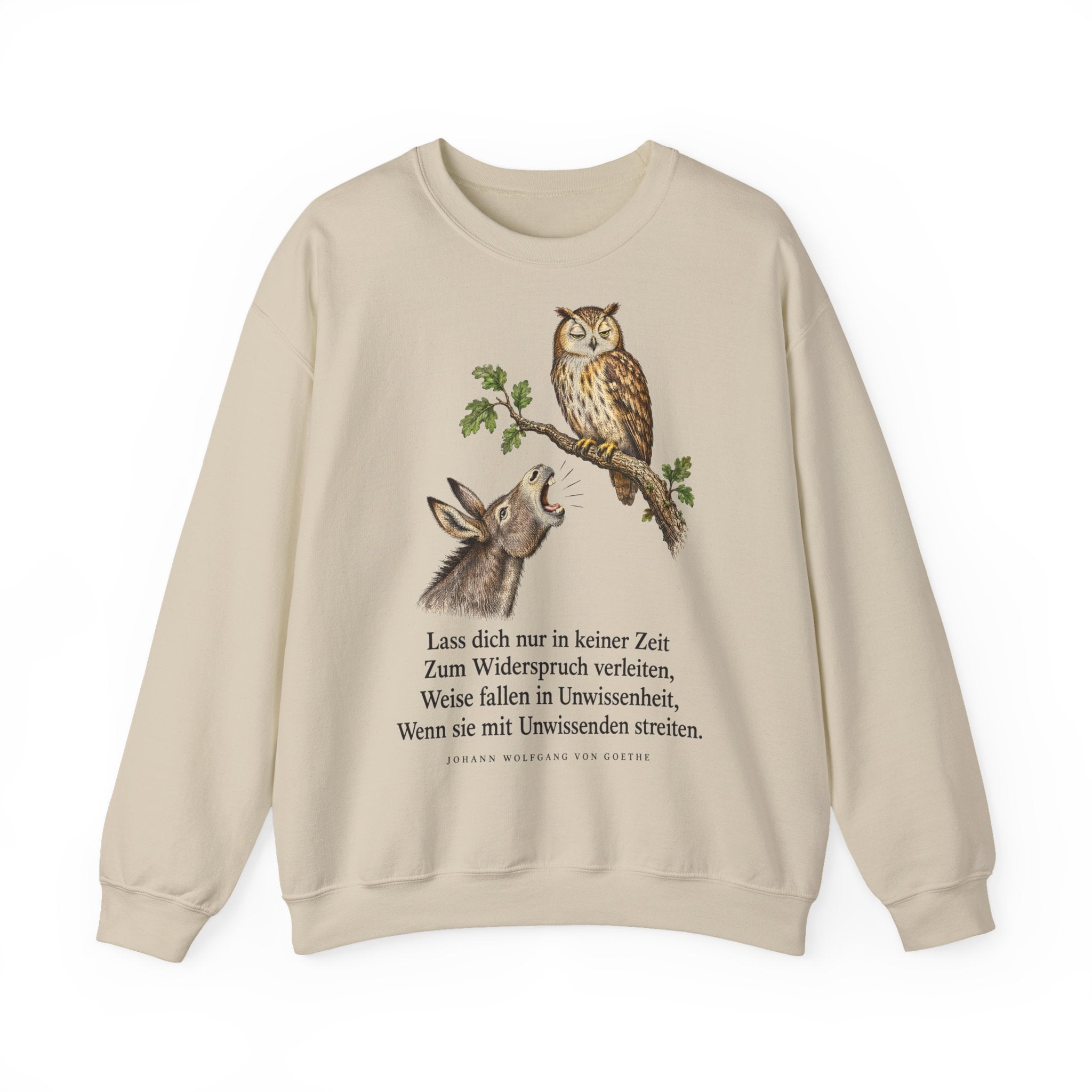 Johann Wolfgang von Goethe: Lass dich nur in keiner Zeit zum Widerspruch verleiten – Sweatshirt in Sand – Druck im Detail