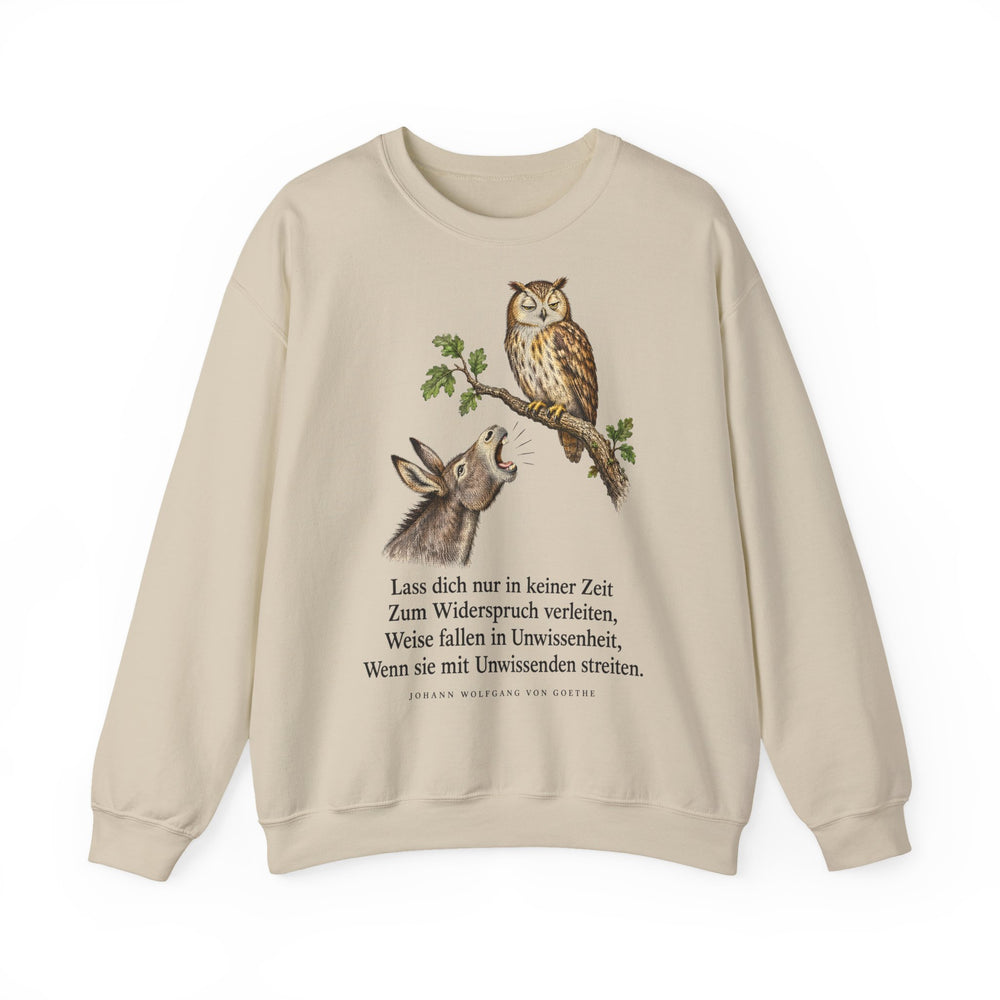 Johann Wolfgang von Goethe: „Lass dich nur in keiner Zeit zum Widerspruch verleiten“ – Sweatshirt in Sand – Produktfoto