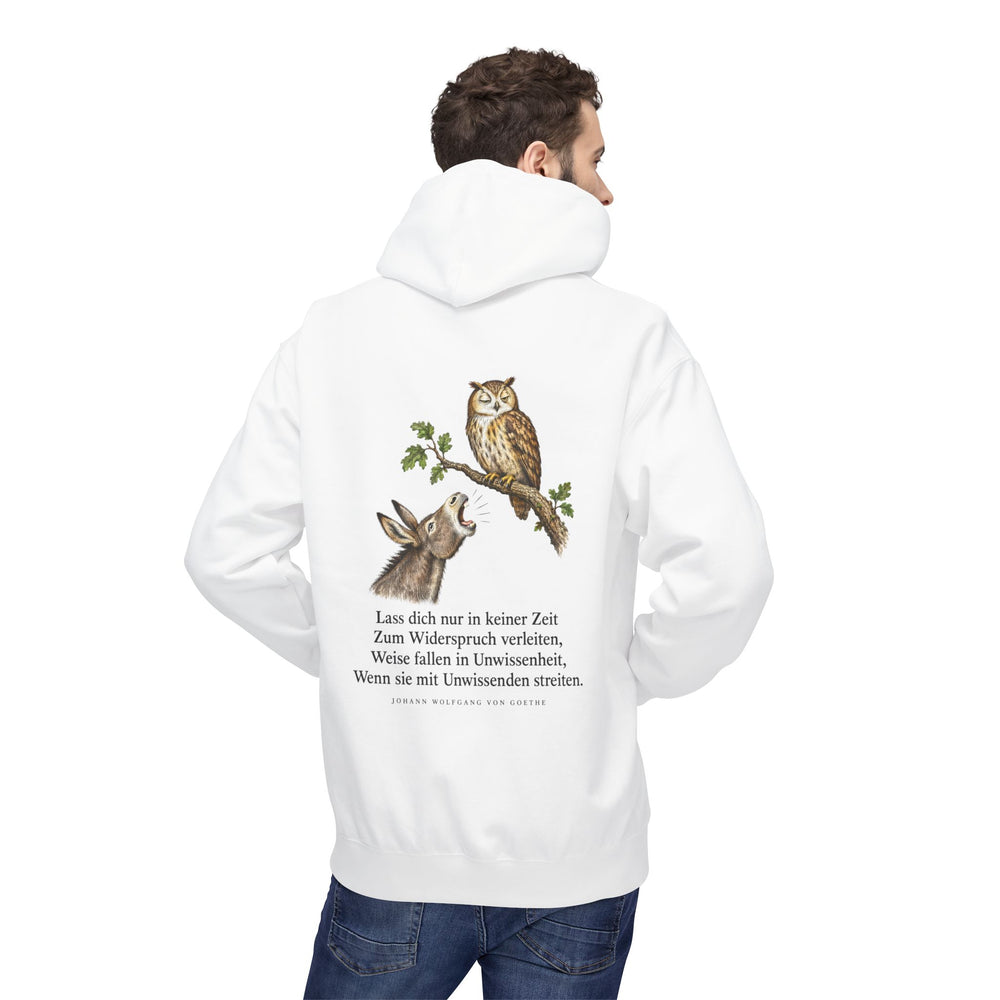 Johann Wolfgang von Goethe: „Lass dich nur in keiner Zeit zum Widerspruch verleiten“ – Hoodie in Weiß – Model-Foto