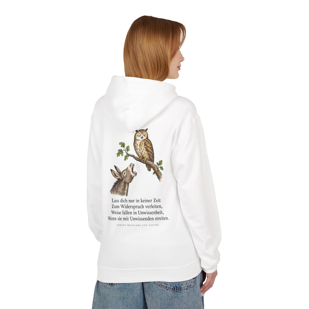 Johann Wolfgang von Goethe: „Lass dich nur in keiner Zeit zum Widerspruch verleiten“ – Hoodie in Weiß – Model-Foto
