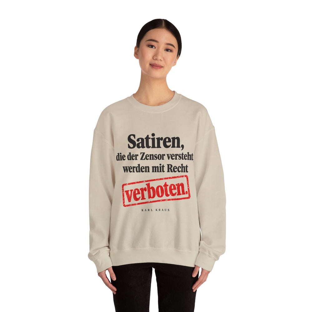 Karl Kraus: „Satiren, die der Zensor versteht, werden mit Recht verboten“ – Sweatshirt in Sand – Model-Foto