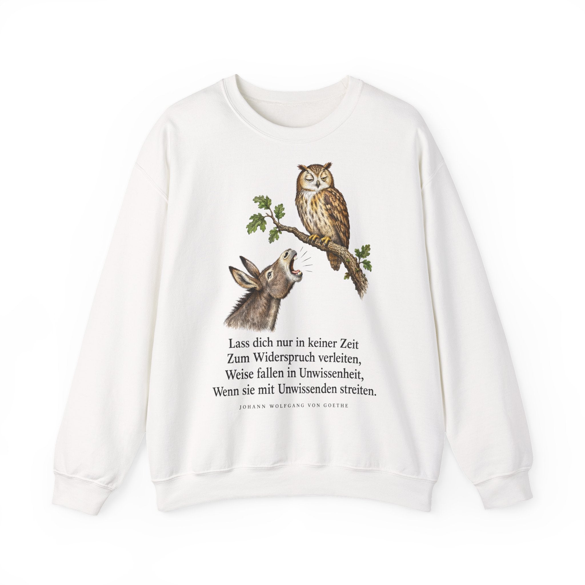 Johann Wolfgang von Goethe: Lass dich nur in keiner Zeit zum Widerspruch verleiten – Sweatshirt in Weiß – Druck im Detail