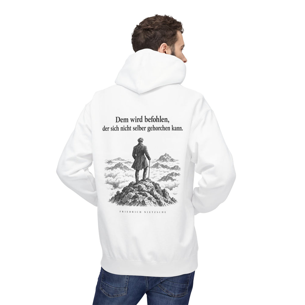 Friedrich Nietzsche: „Dem wird befohlen, der sich nicht selber gehorchen kann“ – Hoodie in Weiß – Model-Foto